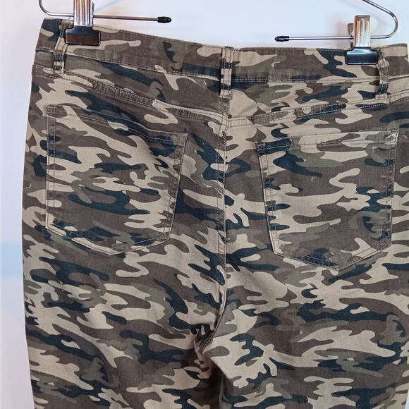 EUC No Boundaries Camo Green, Tan, Brown, Black Pants Junior 15 - Picture 4 of 6